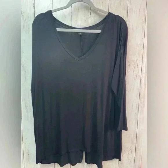 Tops - Black long sleeve top with detailing in back size Large